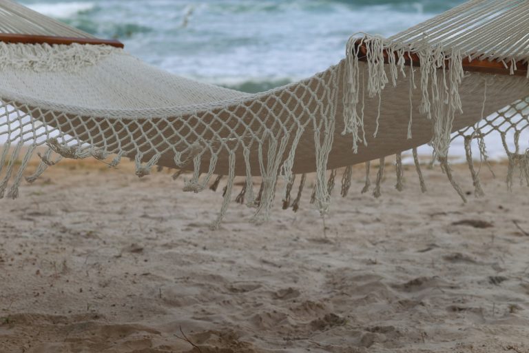 Hamaca artesanal en playa privada para reservas de despedidas de soltera y bachelorette weekends en Santa Marta y el Tayrona. 15