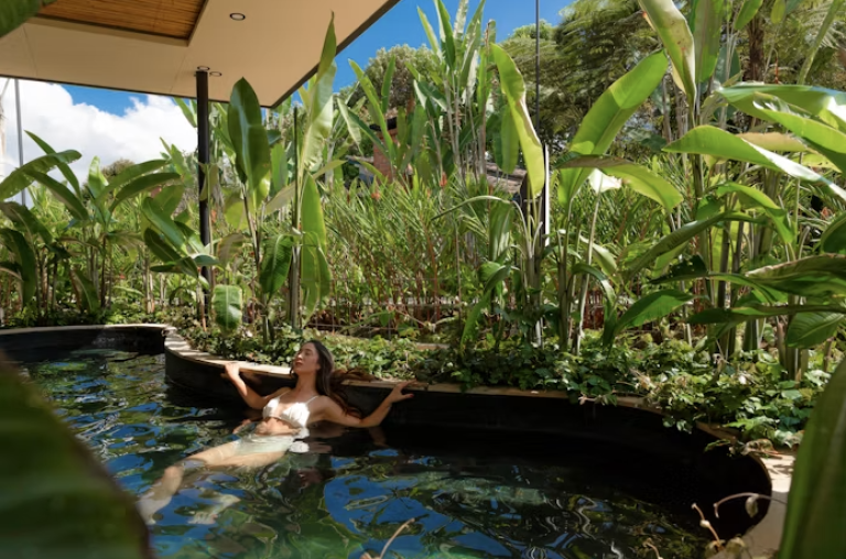 novia feliz en naturaleza durante bachelorett 77e
