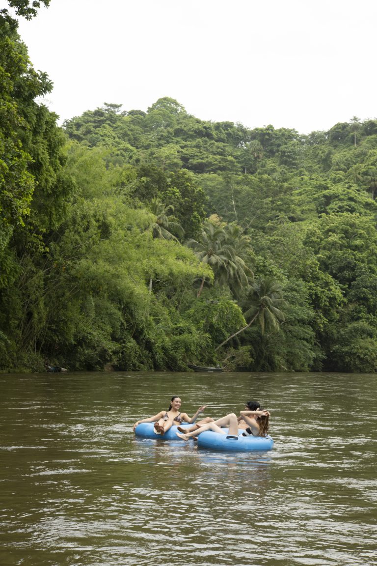amigas durante despedida de soltera haciendo tubing 54
