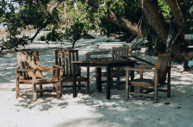 Sillas frente al mar en un hotel boutique: tendencia de retiros íntimos para una Bachelorette en Colombia