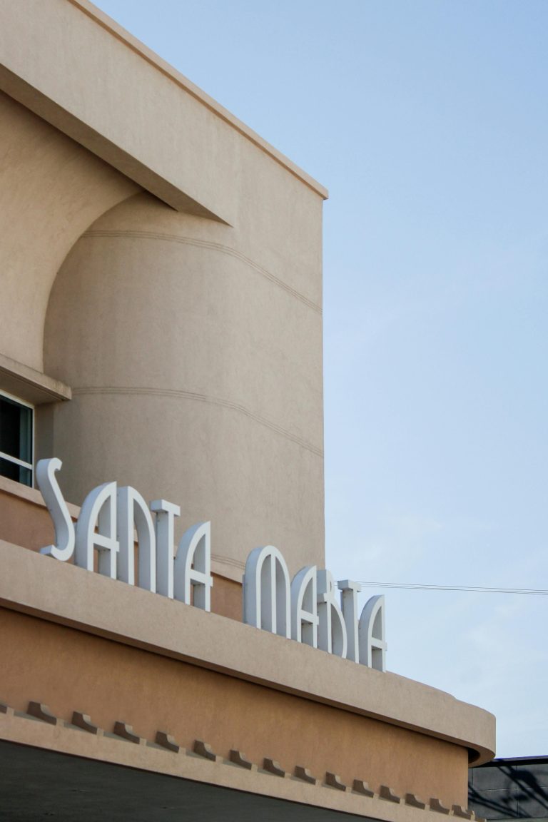 Arquitectura icónica de Santa Marta para un Bachelorette Weekend Colombia de alta gama organizado por SÉGUA como parte de sus Despedida de Soltera. La foto tiene las palabras escritas de Santa Marta en art deco en un edificio del centro histórico 29