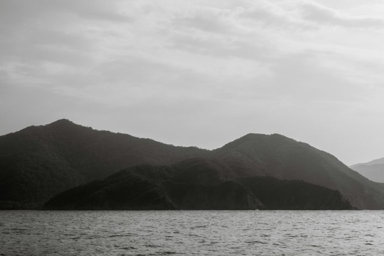 24. bahia privada y solitaria en santa marta en el tayrona vista desde un yate durante despedida de soltera en colombia al atardecer.