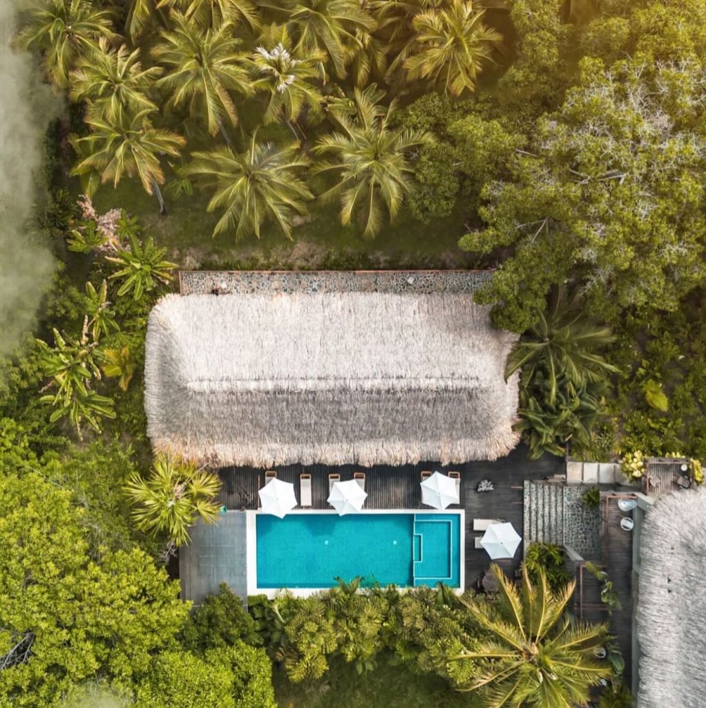 villa de lujo con piscina durante despedida de soltera en santa marta con amigas, entre el tayrona y la sierra nevada de santa marta. Se ve una villa de lujo con piscina en el tayrona desde arriba, en cenital, con palmeras y naturaleza. 11