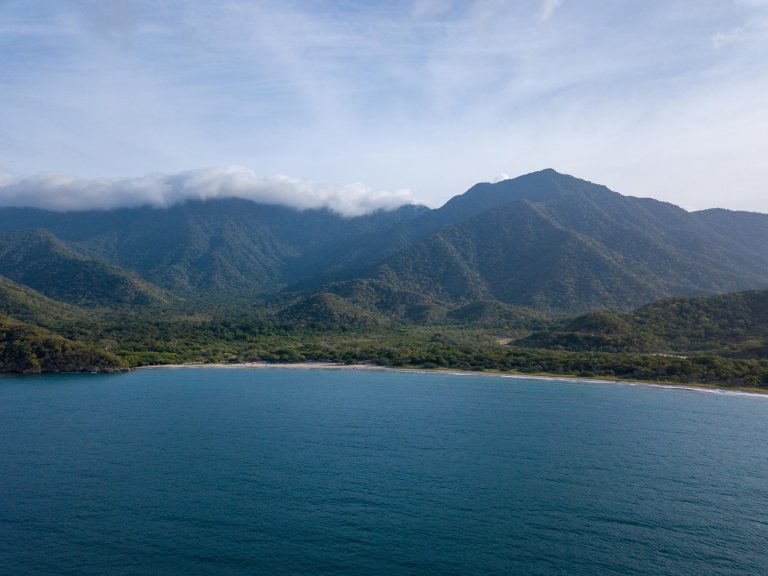 playa virgen en santa marta durante despedida de soltera en colombia