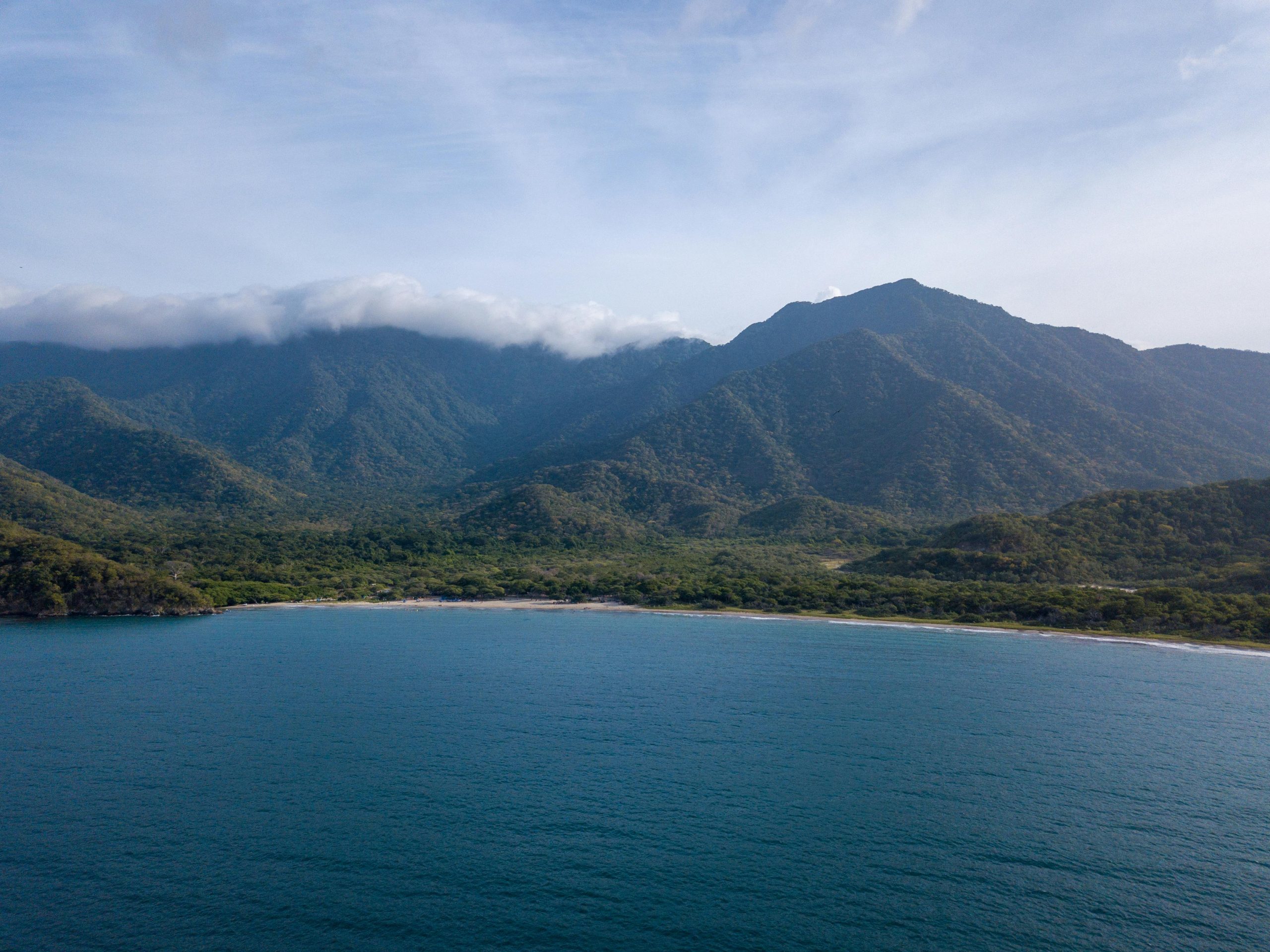 Mar Caribe en calma al atardecer para una Bachelorette en Colombia