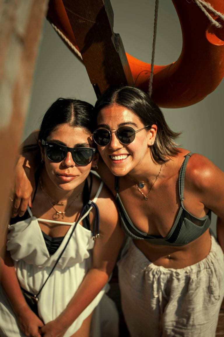 amiga y novia sonriendo en bachelorette durante paseo en lancha 53