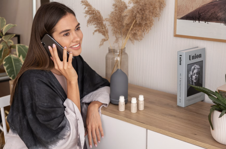 mujer hablando por telefono para saber sobre bachelorette en colombia segua 109