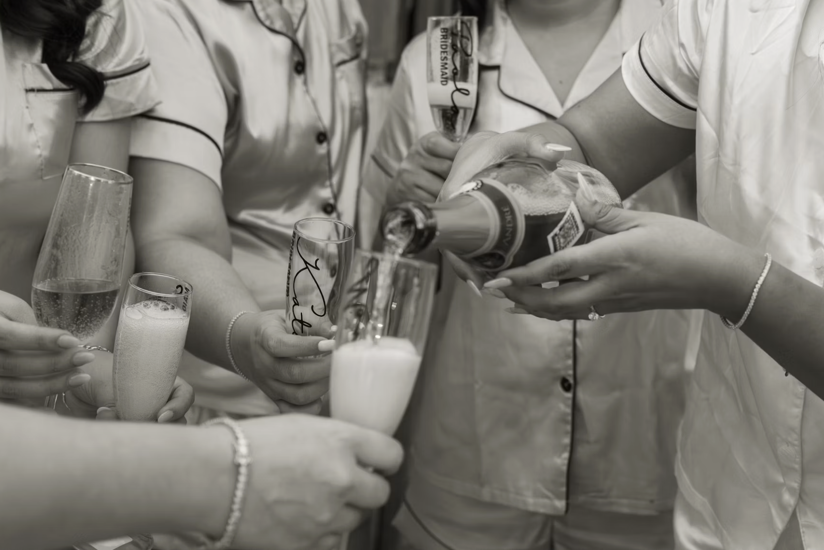 Grupo brindando en la ceremonia de agradecimiento de una Bachelorette en Santa Marta