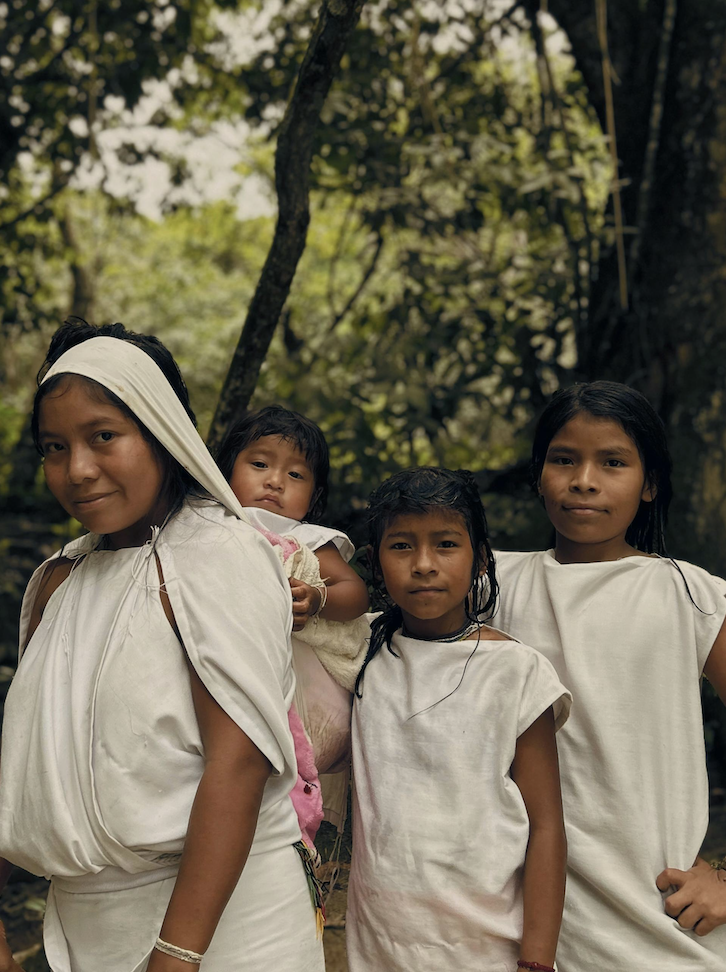 Grupo de amigas esperando para salir en una despedida de soltera en Santa Marta