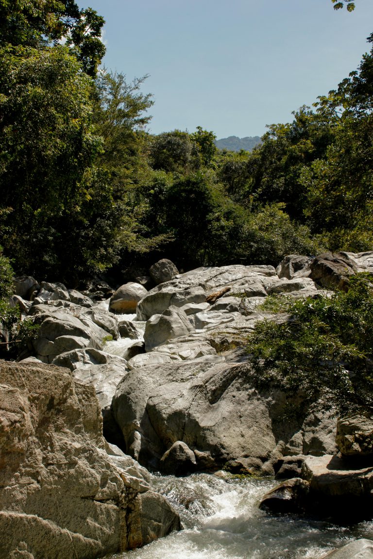 Cascadas en el río Tayrona durante una Bachelorette en Colombia con SÉGUA — naturaleza y bienestar en el retiro