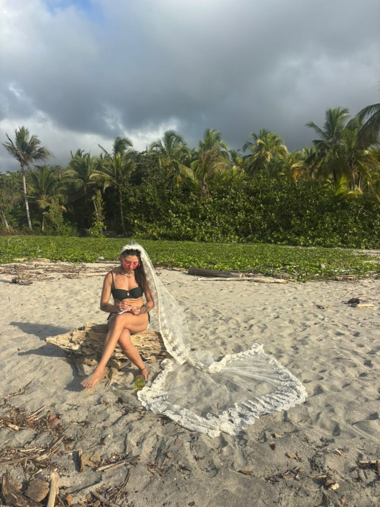 despedida de soltera en colombia novia escribiendo en el tayrona segua 182