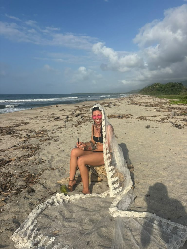 novia escribiendo durante su despedida de soltera en colombia