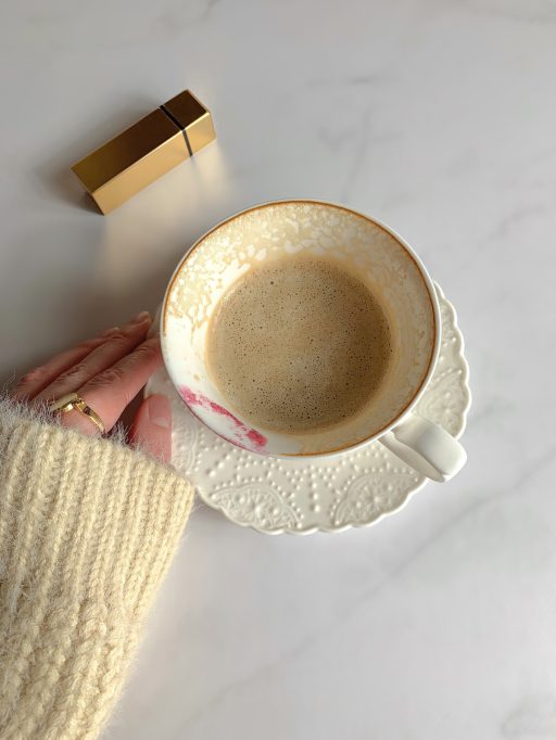 16Servicio de concierge de lujo con taza de café colombiano en mano para invitadas de despedida de soltera en santa marta, Colombia.
