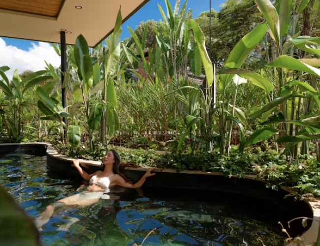novia feliz en naturaleza durante bachelorett 77e