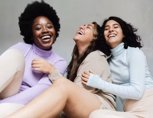 Grupo de amigas durante su Bachelorette en Colombia con fotografía profesional en SÉGUA