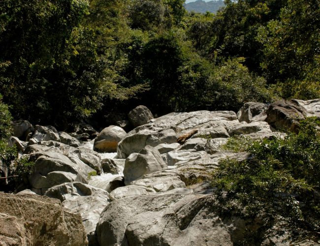 Cascadas en el río Tayrona durante una Bachelorette en Colombia con SÉGUA — naturaleza y bienestar en el retiro