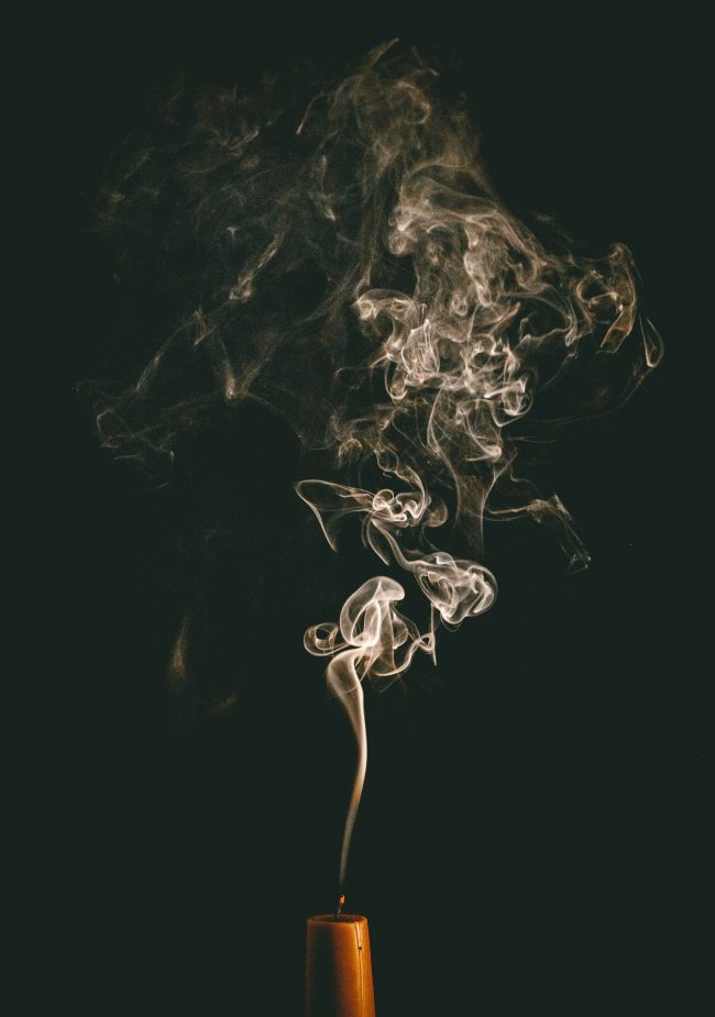 36 vela con humo durante un ritual de despedida de soltera en colombia con segua