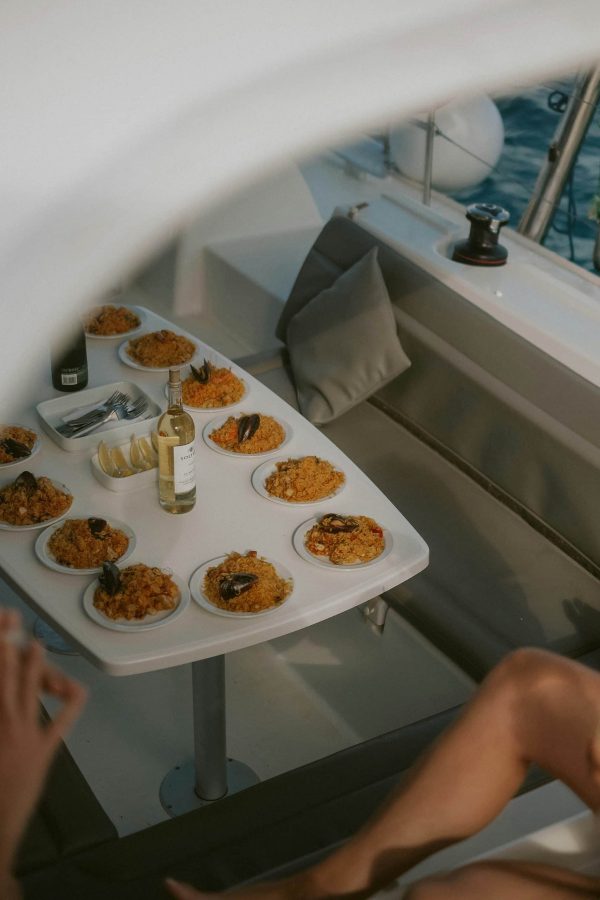 amigas de la novia en un yate con su almuerzo y vino durante una despedida de soltera en santa marta con segua