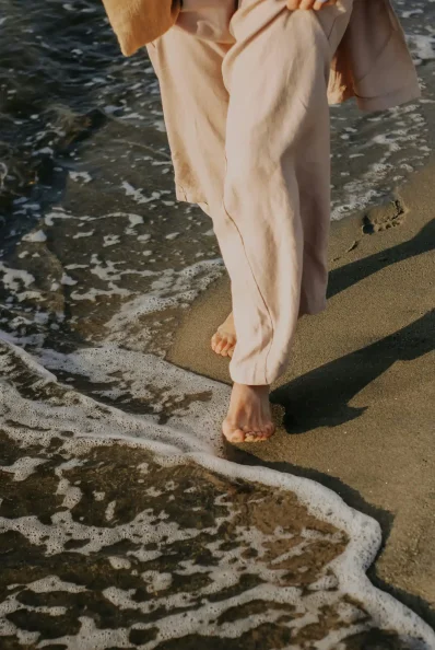 05 Mujer caminando en playa durante despedida de soltera en colombia